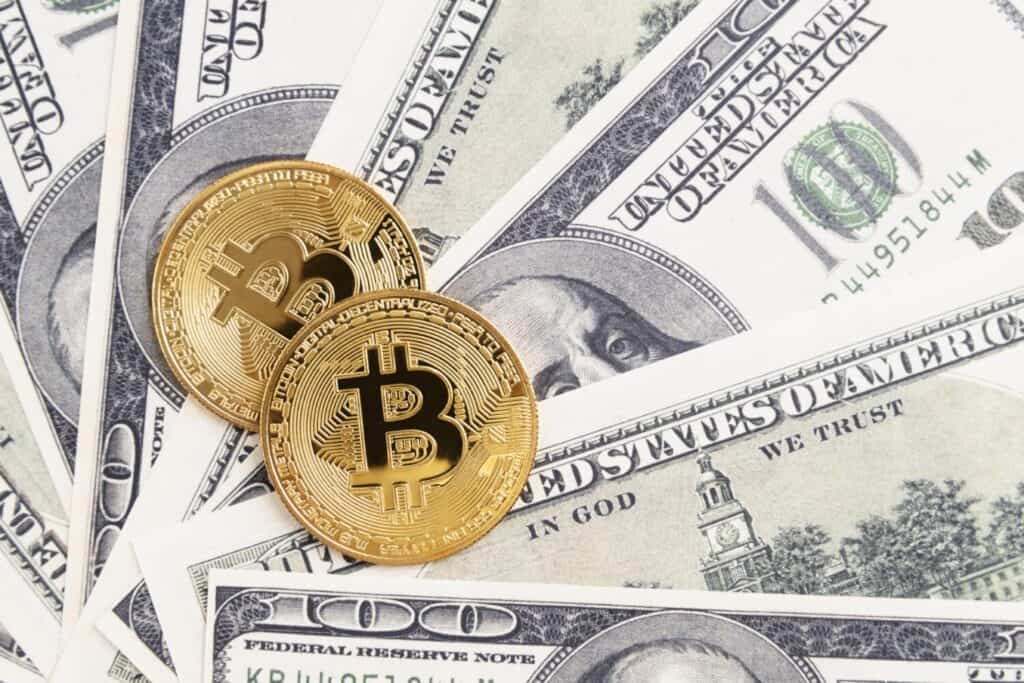 2 מטבעות ביטקוין על דולרים